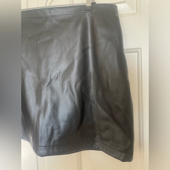 GAP black Faux leather skirt size large - Picture 3 of 7